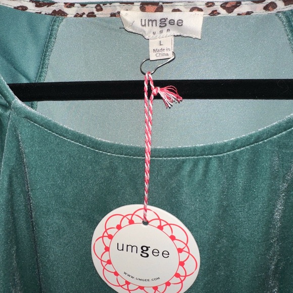 Umgee Teal Velvet Top with Pink Tag Detail - Picture 2 of 5
